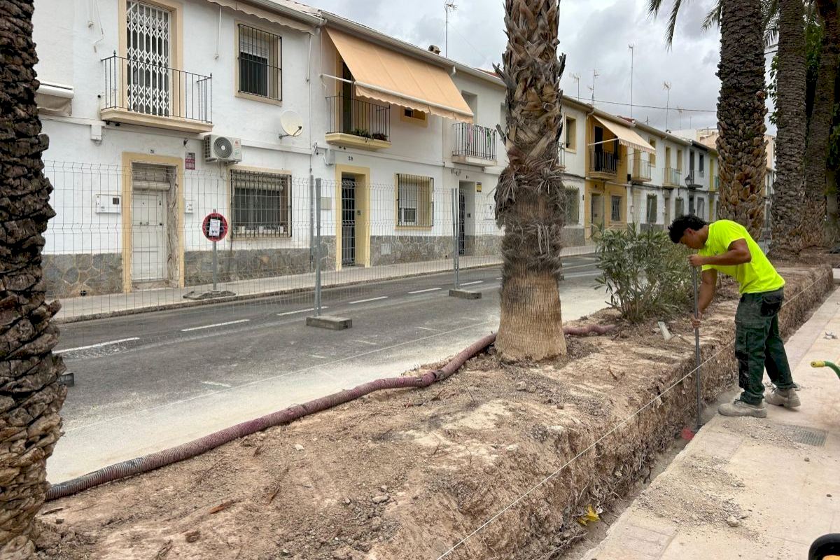 Continúan las obras de reforma de las jardineras de Obispo Barrachina en Elche