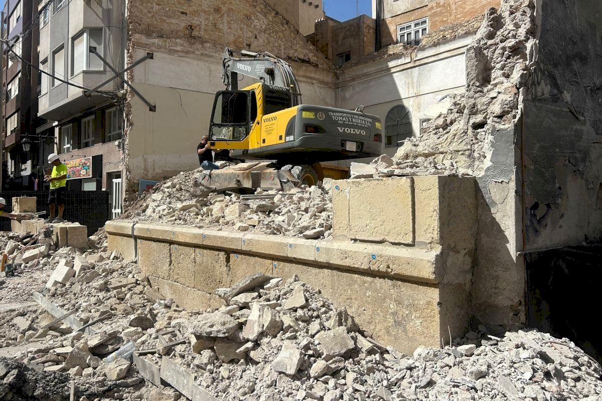 La Plaza de la Constitución abre al tráfico tras el desmontaje de la fachada de Riegos El Progreso