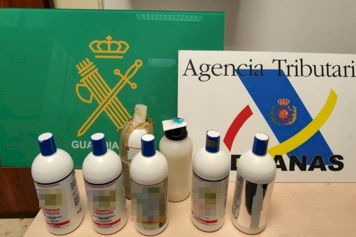 Intentan colar cocaína líquida como si fueran champús por el aeropuerto de Valencia