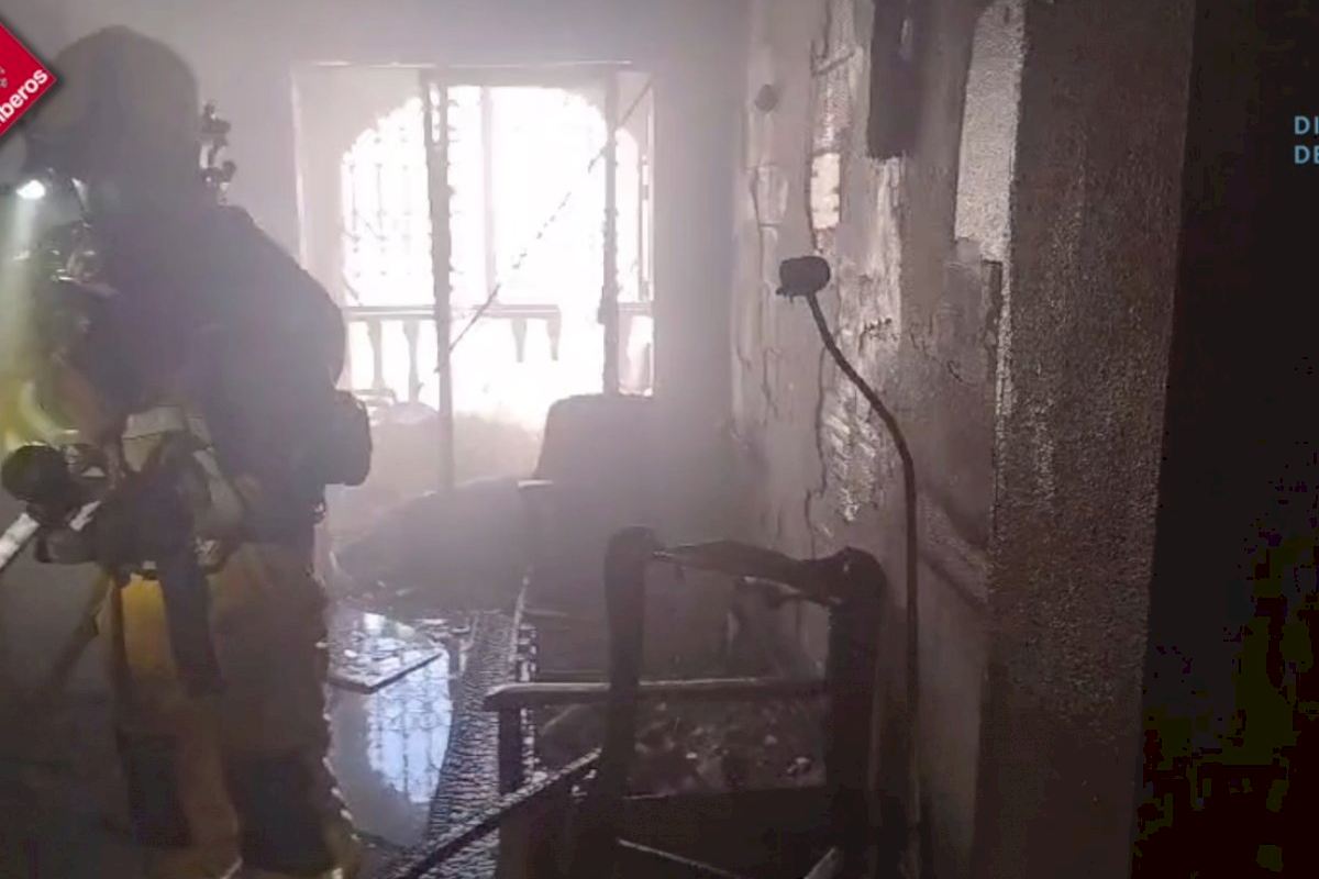 Un incendio en los contadores llena de humo el portal de un bloque de viviendas de Elche