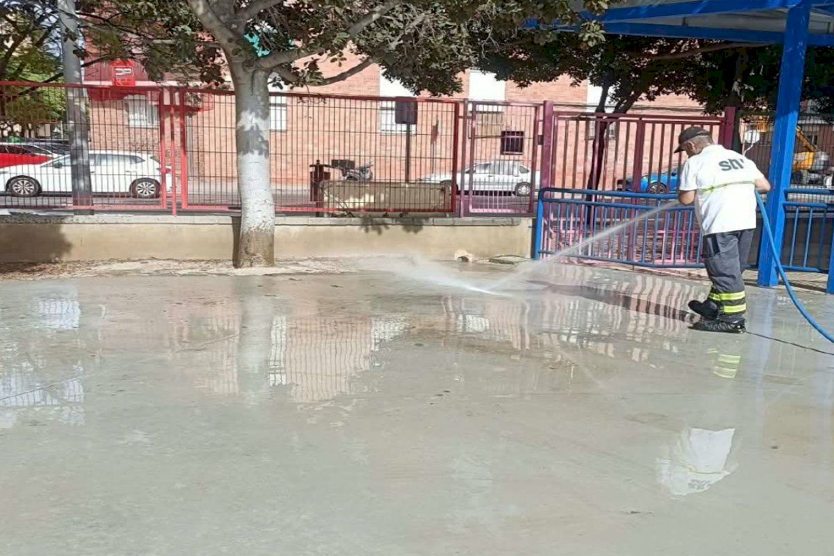 Alicante pone a punto los colegios con un plan exhaustivo de limpieza y acondicionamiento en verano