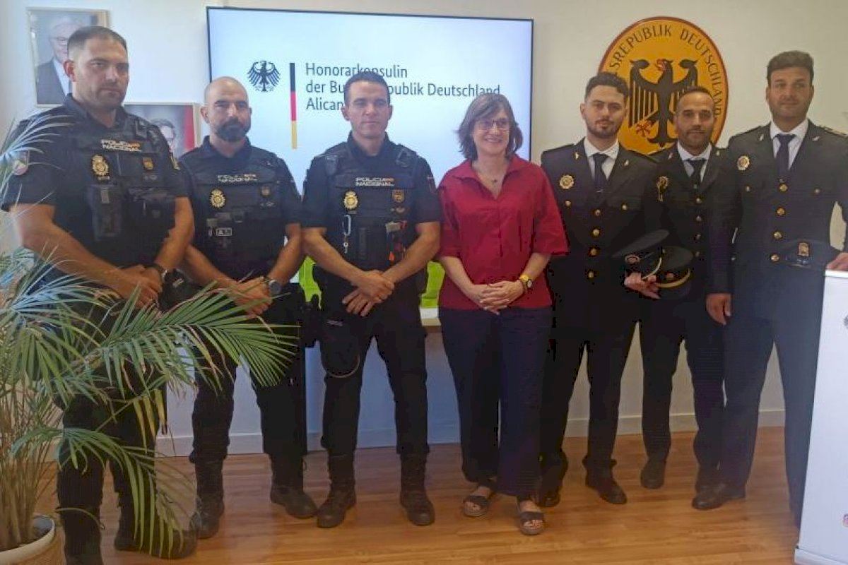 Un turista deja de respirar en un autobús de Alicante y cinco policías luchan hasta devolverle la vida: Alemania reconoce su hazaña