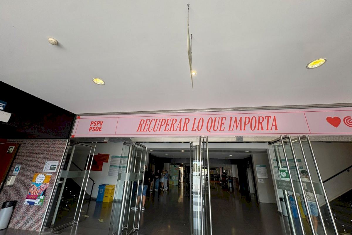 Vox denuncia la presencia de cartelería del PSOE en la Facultad de Educación de la Universidad de Alicante