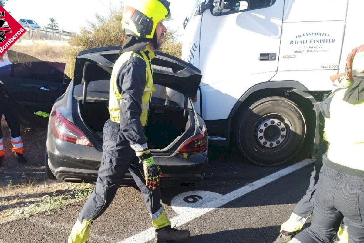 Un coche queda empotrado contra un camión tras un grave accidente en Elche