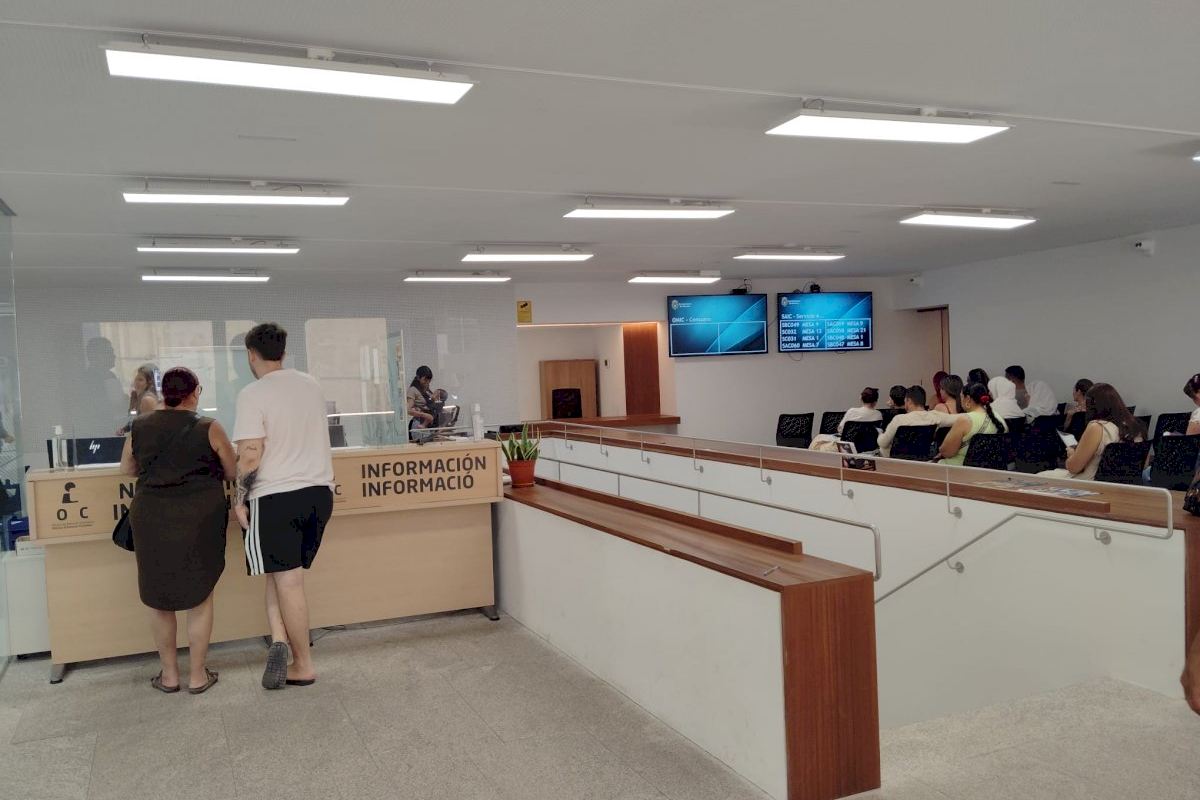 Los alicantinos utilizan cada vez más la red de apoyo ciudadana municipal con 182.671 atenciones en medio año