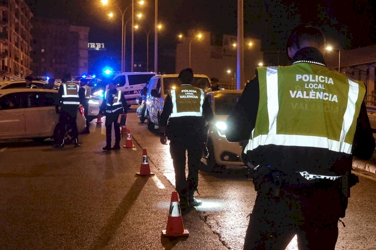 Muere una mujer atropellada por un coche en una avenida de Valencia: estudian si el vehículo iba demasiado rápido y la víctima cruzó en rojo