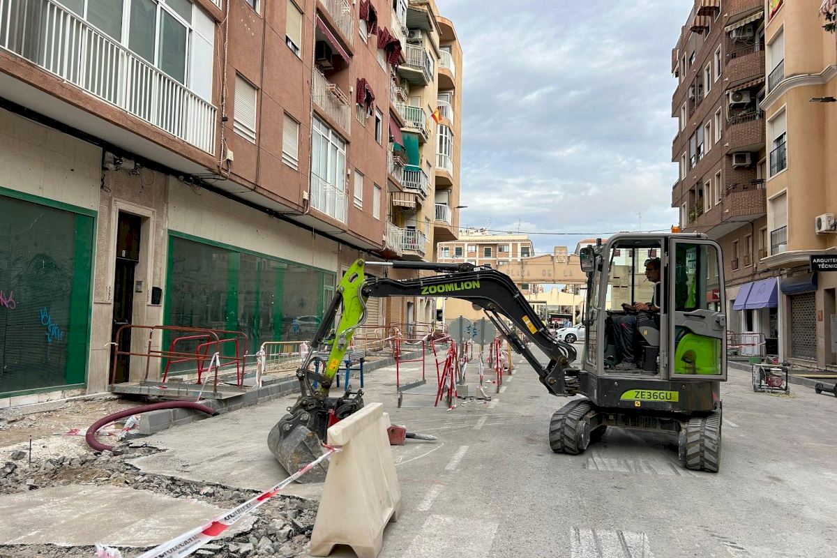 Avanzan las obras de mejora y renovación de la calle Francisco Alemañ en Altabix