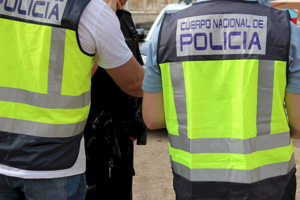 Nueve individuos dan una paliza grupal a un joven en plena Valencia, le disparan balines en la cabeza y le golpean con un bate