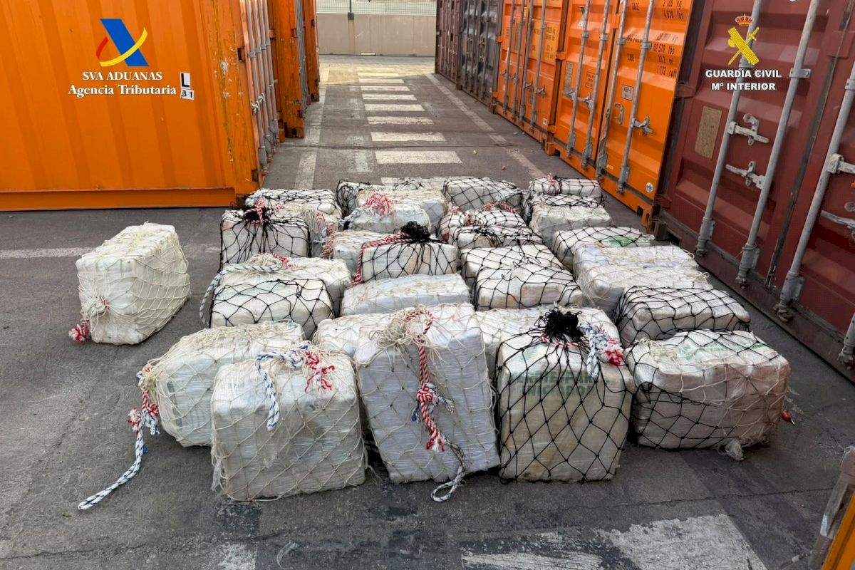 Aparece casi una tonelada de droga en el puerto de Valencia con un ‘gancho ciego’