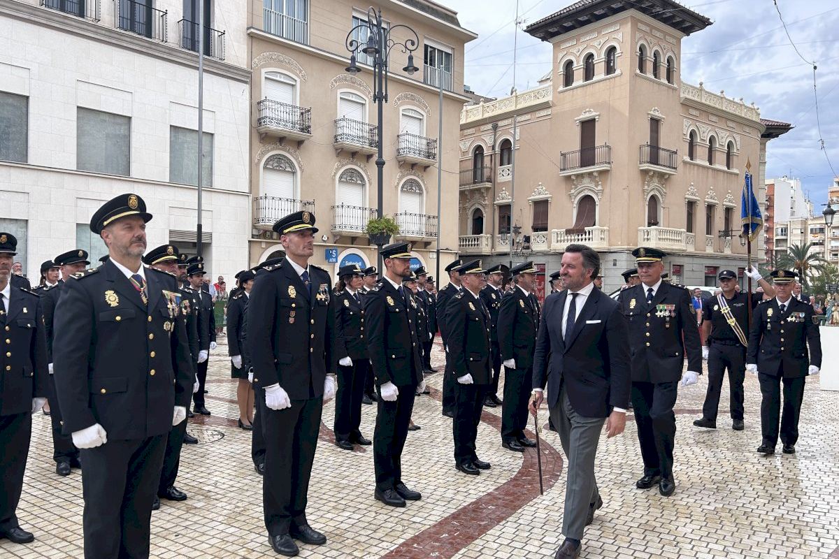 La Plaza de Baix acoge el acto del patrón de la Policía Nacional por la festividad de Los Ángeles Custodios