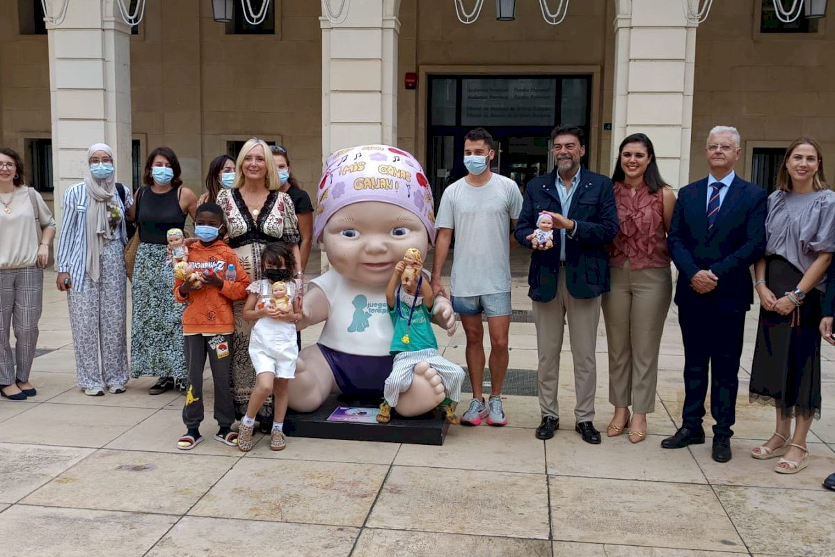 Barcala: “La exposición de ‘Baby Pelones’ gigantes trae a Alicante la solidaridad con los niños con cáncer”