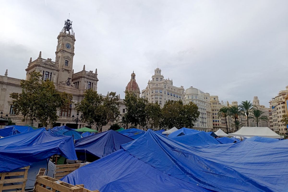 Valencia mantiene el 9 d’Octubre pese a la acampada: «La programación sigue en pie»