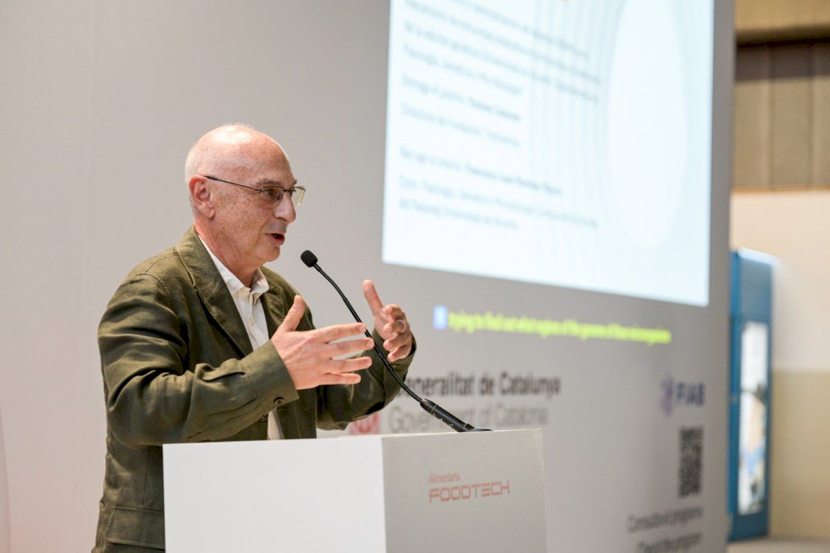 El microbiólogo de la UA Francis Mojica recibe el Premio al Mérito Científico de Alimentaria FoodTech 2026
