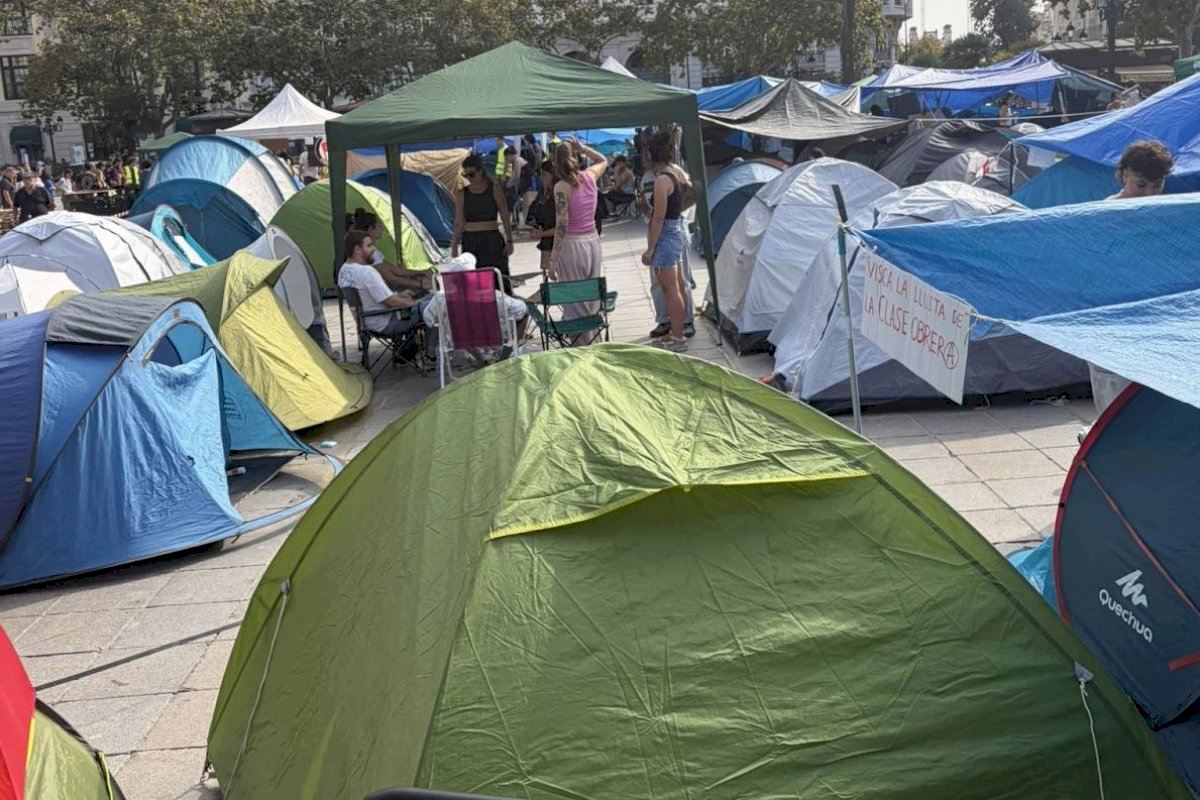 Bernabé sobre la acampada de Valencia: «La mascletà no es compatible» y descarta levantarla por la fuerza