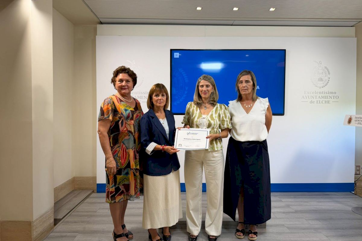 Elche recibe el certificado como municipio ‘Family - Friendly’ por sus políticas de apoyo a las familias