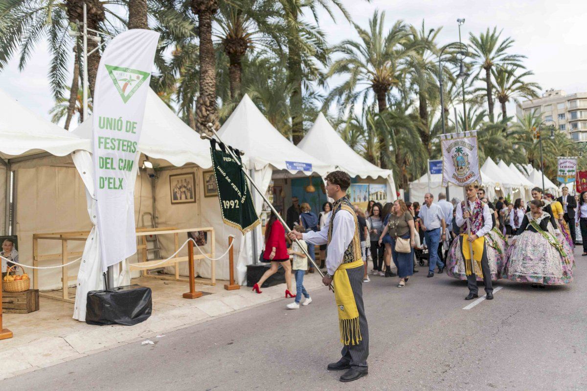 UFECE se reivindica en la Fireta con un desfile por calles del centro de Elche y un almuerzo festero de todas sus comisiones