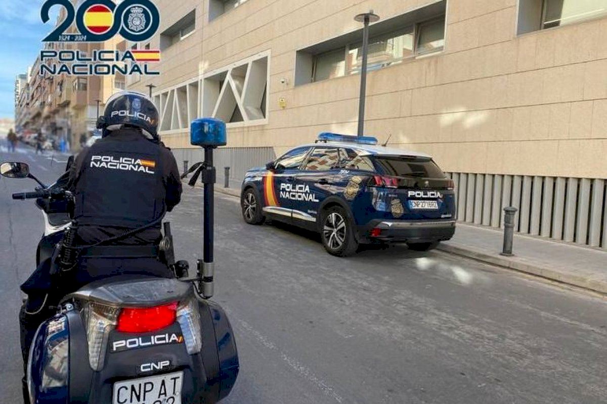 Muere Daniel, un policía nacional de 38 años al quedar atrapado entre su coche patrulla y un bolardo en Alicante