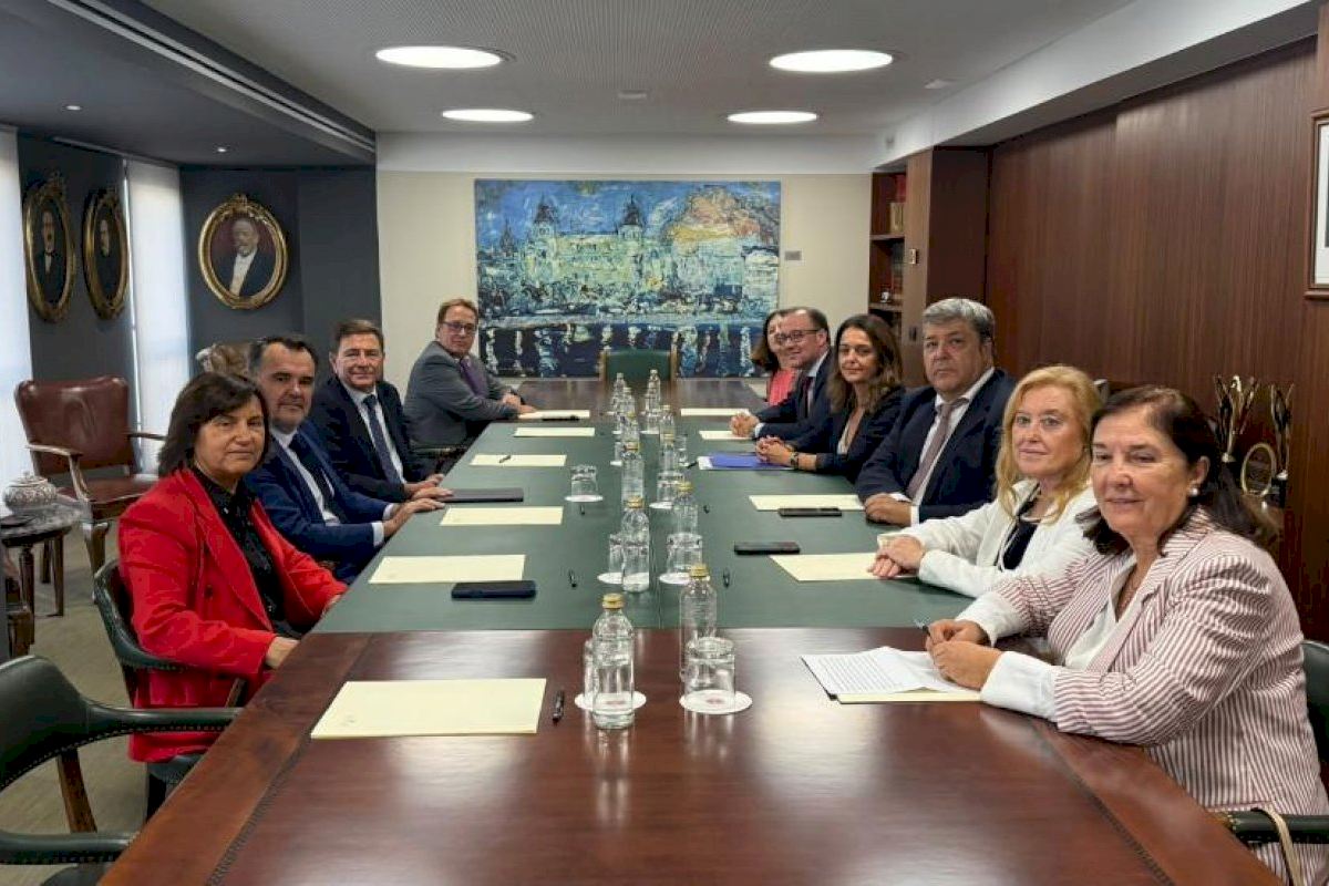Martínez estrecha la colaboración con los operadores jurídicos de Alicante para una justicia más ágil y eficiente