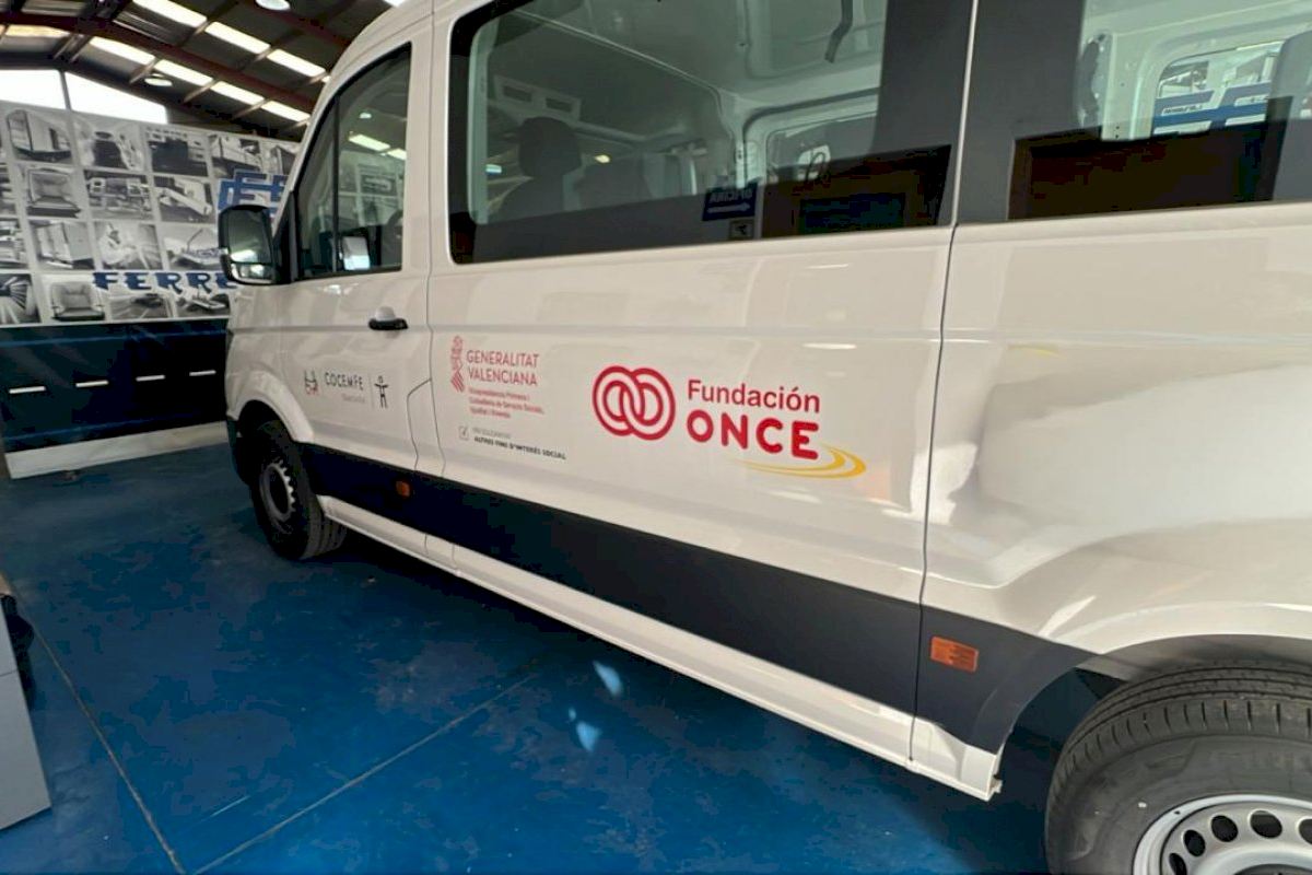 COCEMFE Castelló incorpora una nueva furgoneta de transporte adaptado de la mano de Fundación ONCE