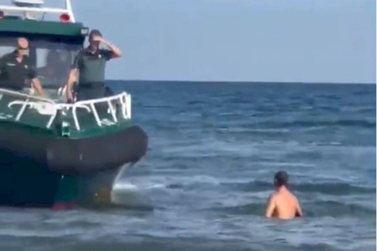 Huye de la policía en Valencia y se esconde una hora en una boya del mar para que no lo encuentren