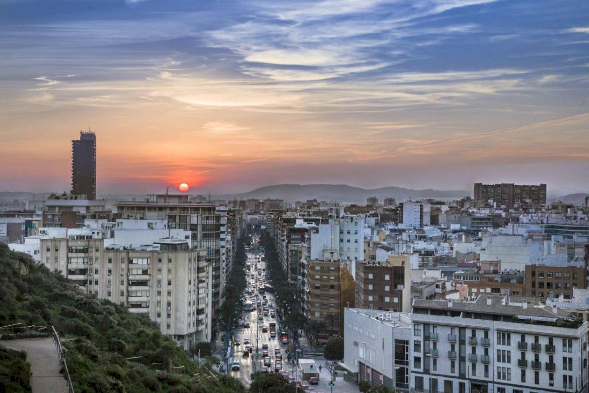Alicante aprueba las bases y el convenio con la Cámara del programa del Bono Comercio 2026 dotado con 4 millones