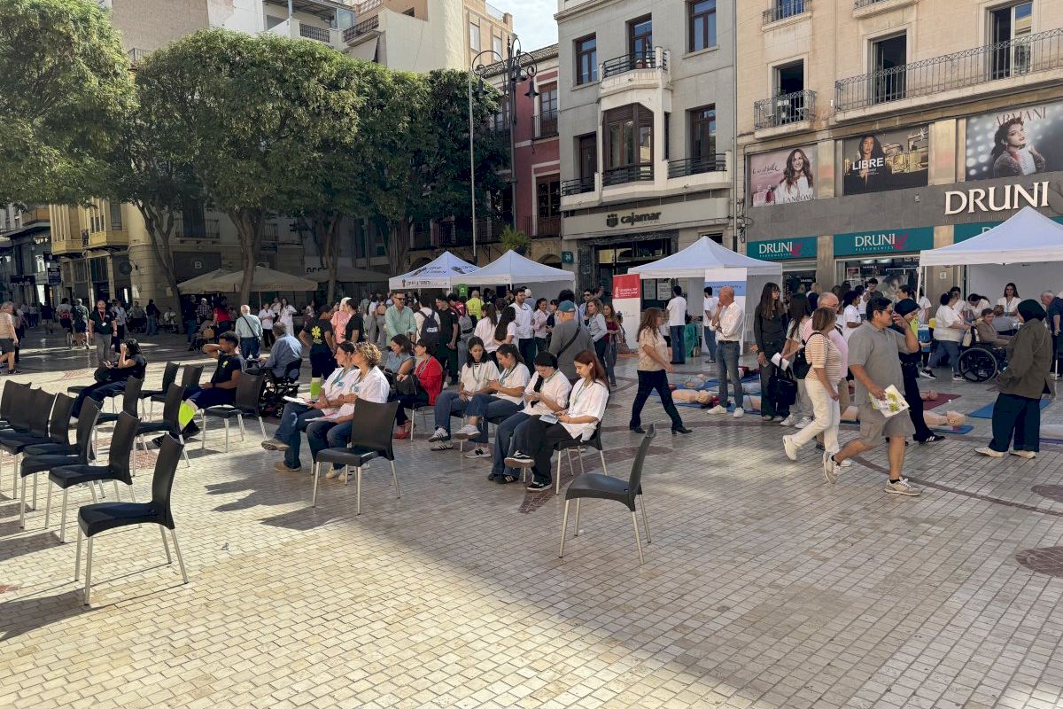 La Plaza de Baix acoge una jornada para divulgar a la población sobre las maniobras de RCP