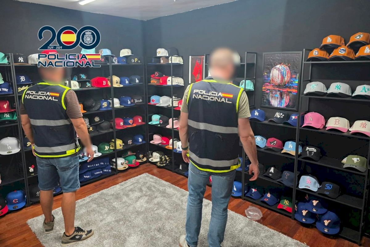 Dos detenidos en Alicante por comercializar gorras falsificadas de una marca de prestigio