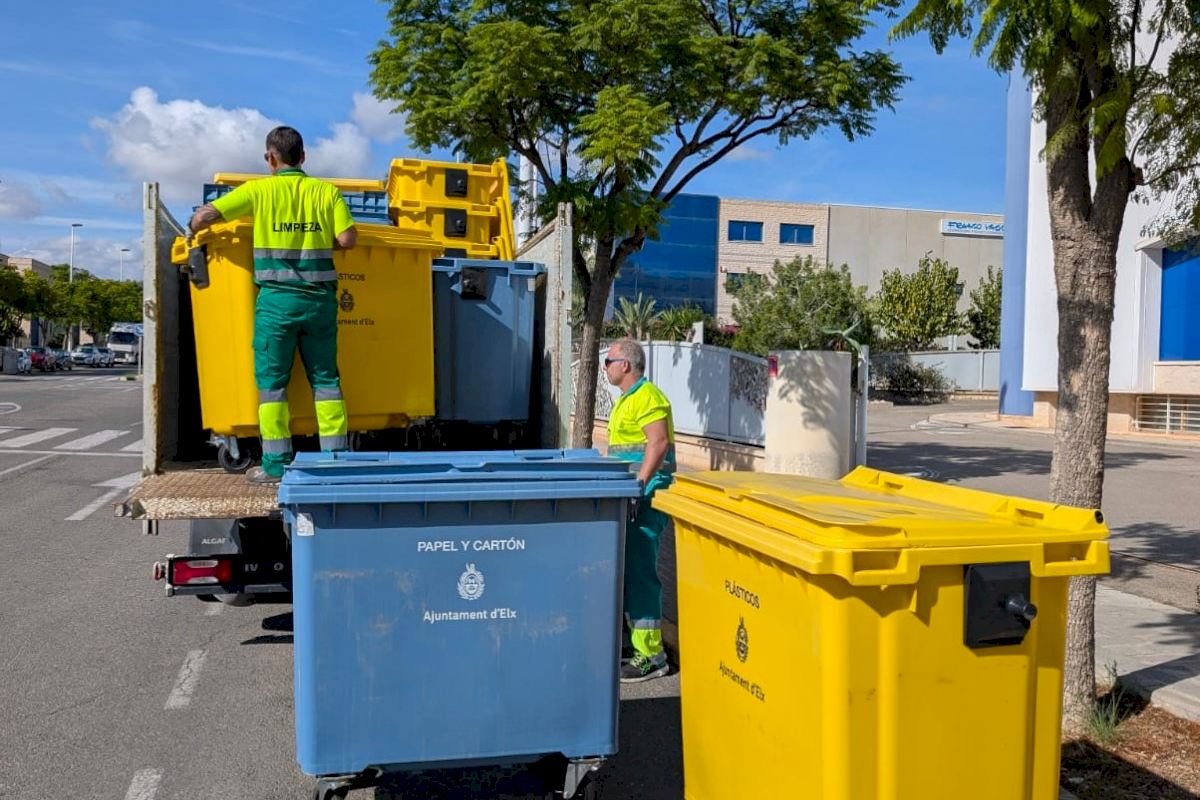 El servicio de recogida de residuos ‘puerta a puerta’ llega a los polígonos industriales de Elche