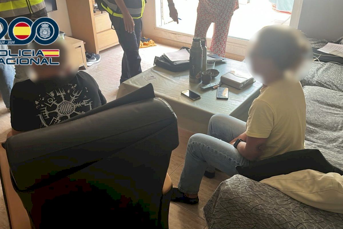 Cinco detenidos por robar un armero de 200 kilos con una pistola dentro en una vivienda de Alicante