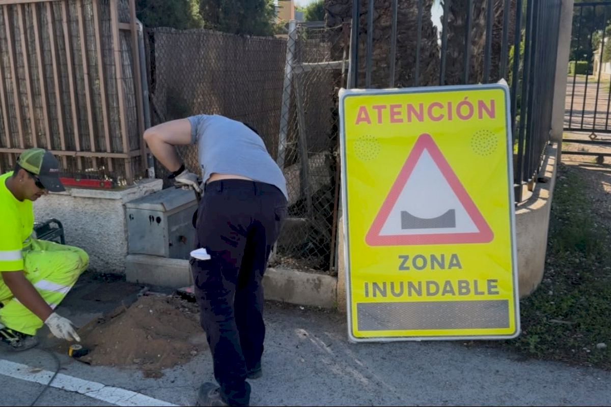 Elche instala señalización luminosa inteligente para cortar el tráfico ante peligro de inundación