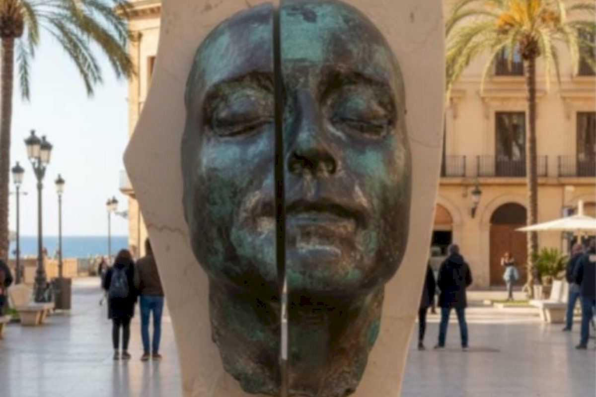 El Colegio de Veterinarios dona una escultura a Alicante por sus 120 años de historia