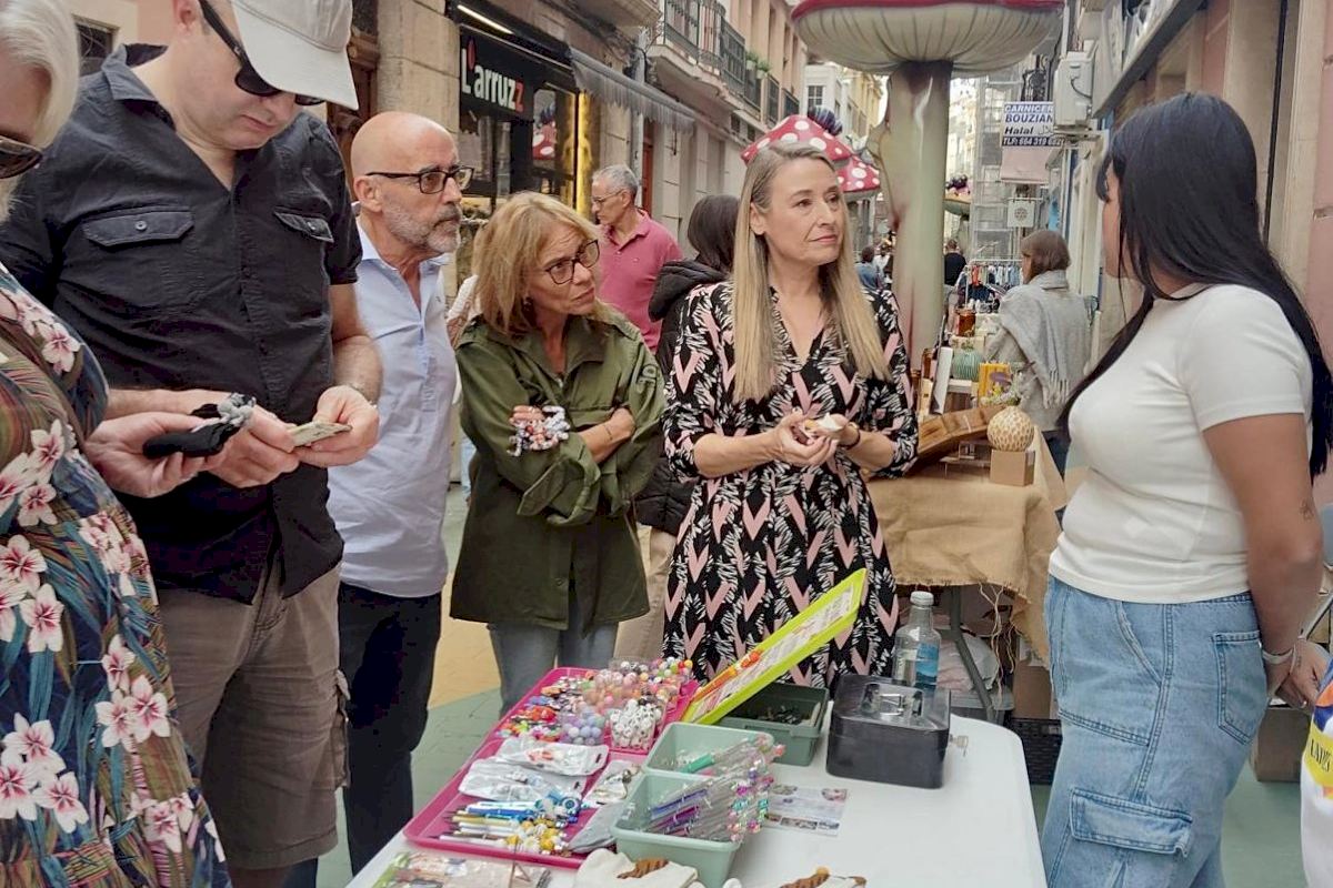 Alicante impulsa el comercio local con la 18ª edición de éxito de ‘Botigues al Carrer’ que reúne a cientos de personas