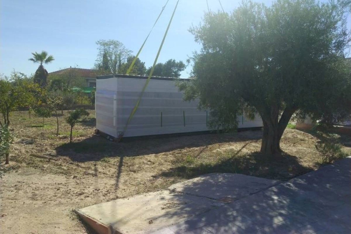 Paran 'in extremis' la instalación ilegal de una casa prefabricada en un paraje de Alicante