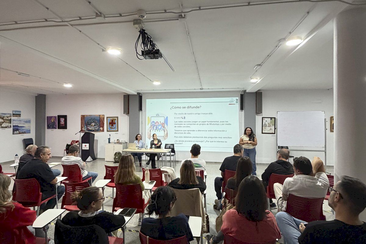La UMH organiza talleres de alfabetización mediática en Elche y Alcoi