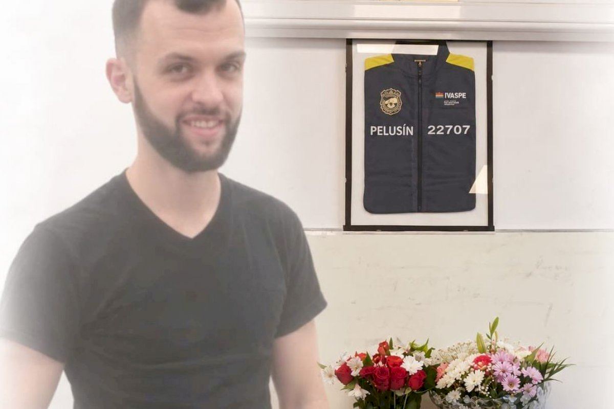 Un ramo para su hijo dos años después de la DANA: el homenaje al policía que murió ayudando a sus vecinos en Valencia