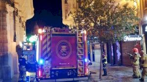 Un incendio en un céntrico restaurante de Valencia obliga a desalojar varios restaurantes y locales