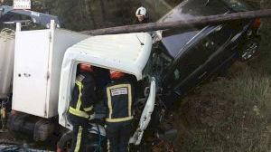 Dos homes queden atrapats després d'un aparatós accident en Pobla Tornesa