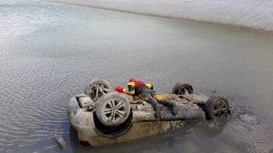 Insólita aparición de un coche hundido en una balsa de riego de Sagunt