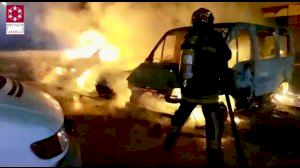 Impresionante incendio de varios vehículos en Burriana