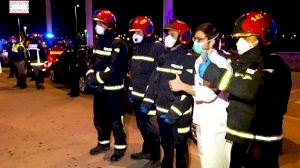Bombers i Policies rendeixen una sentida ovació al personal sanitari de l'Hospital de la Plana