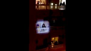 Vecinos de Torrevieja recrean en su fachada la cabecera de ‘Aquí no hay quien viva’