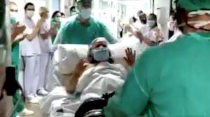 Una paciente con coronavirus abandona la UCI en el Hospital de la Ribera