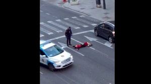 Un hombre ebrio provoca el caos en la Avenida del Puerto de Valencia tras abalanzarse sobre los coches
