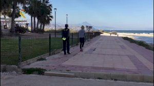 Sorprenen dues persones fent exercici en una platja alacantina en ple confinament