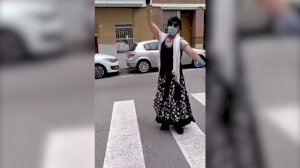 Un hombre se salta el confinamiento para bailar sevillanas en una céntrica calle de Santa Pola