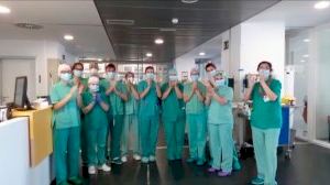 Emoció i agraïment mutu durant un gran aplaudiment sanitari als hospitals de Vinalopó i Torrevieja
