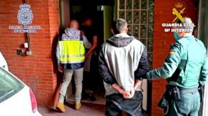 Detenidos tres atracadores tras asaltar una farmacia y un bar a punta de pistola en Alicante
