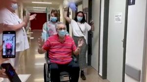 L'emocionant comiat a un pacient de la Plana després de 54 dies ingressat