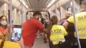 Polèmic vídeo de la detenció d'un viatger en Metrovalencia per no portar la màscara