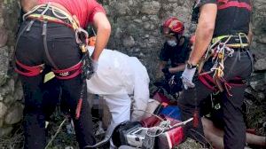 Rescatan a un hombre tras caer desde 8 metros de altura en Benilloba